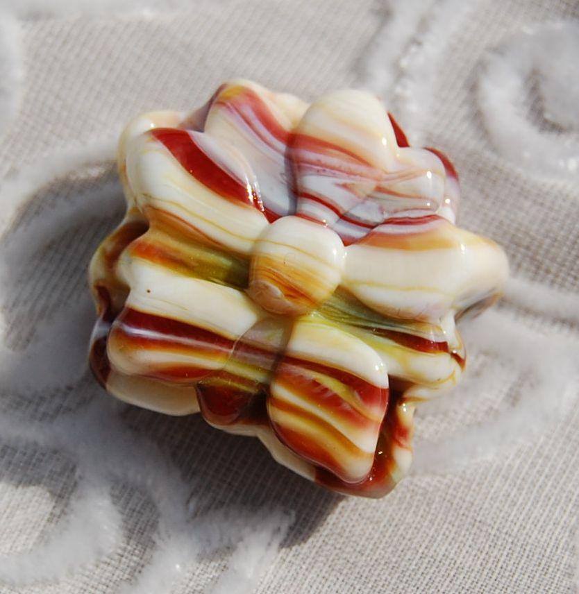Chocolat blanc et lait en forme de fleur