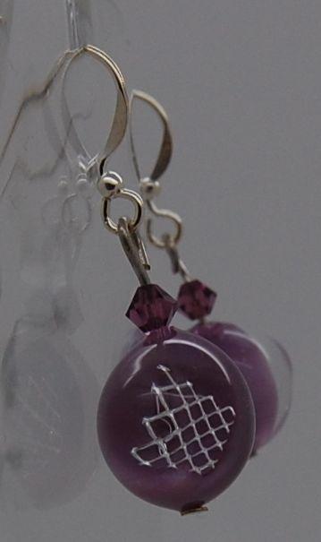 Boucles d'oreilles, grillage d'argent et violet