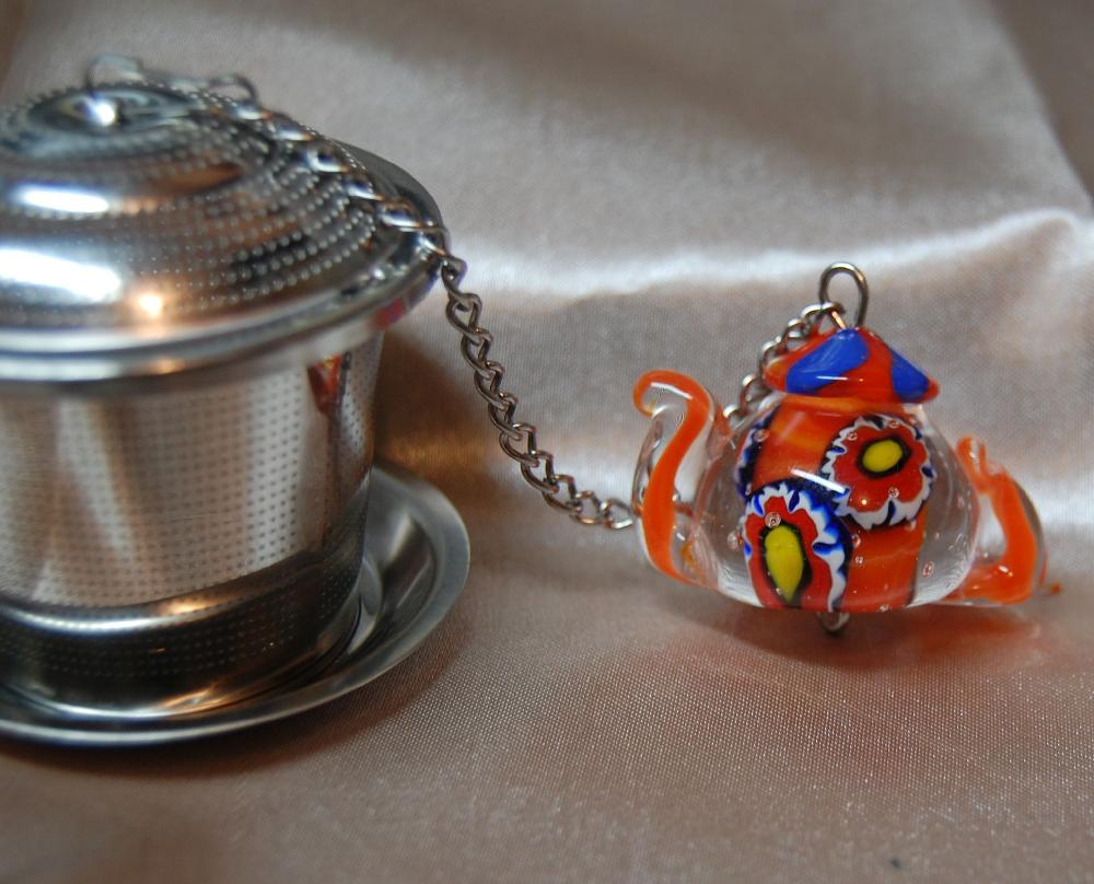Boule à thé avec théière