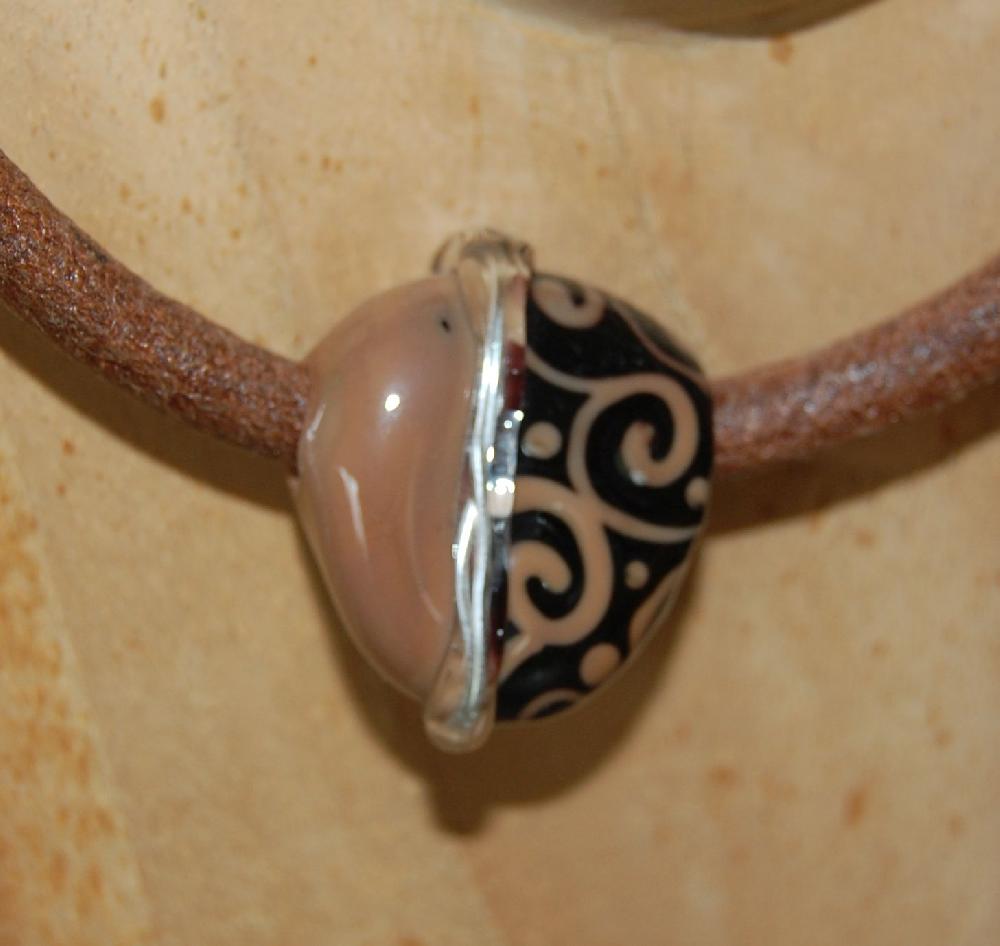 Collier une perle sur gros cuir